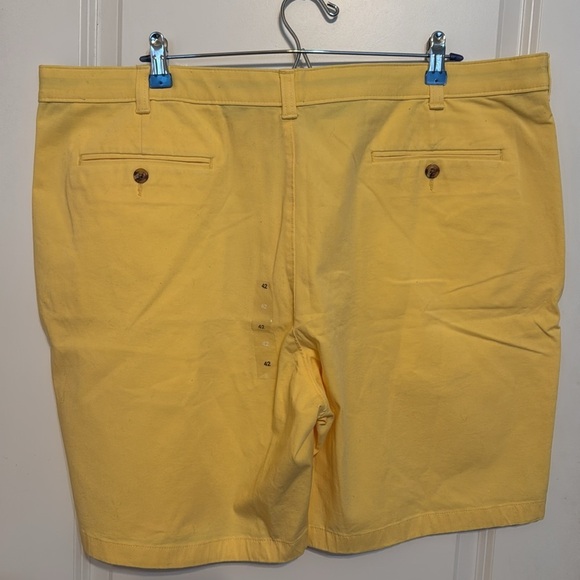 Club room Men's Regular-Fit 9" 4-Way Stretch Shorts
NWOT
Size 42 - Picture 3 of 7